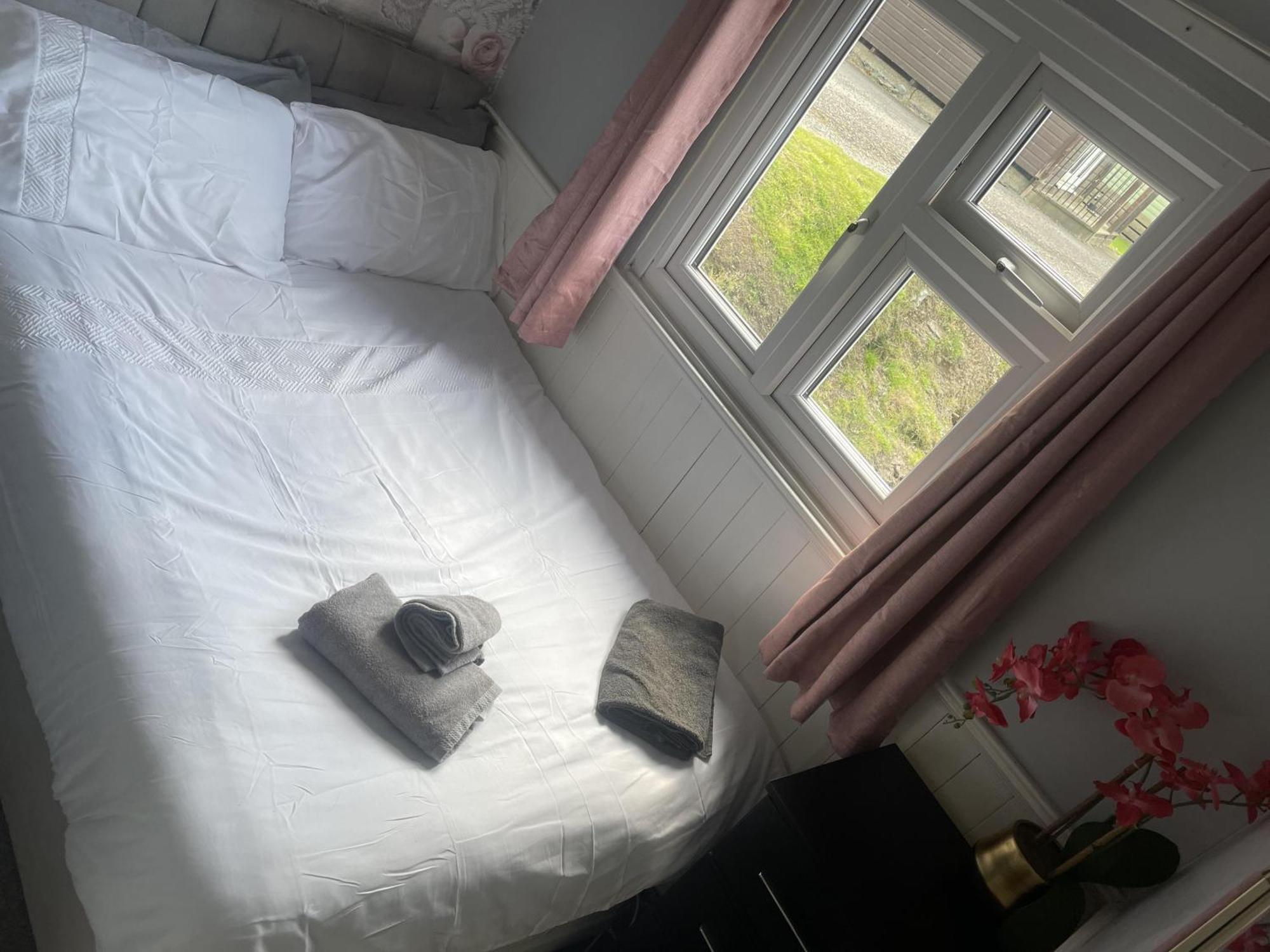 Charming Chalet Nestled In Heart Of Clarach Bay Aberystwyth Esterno foto
